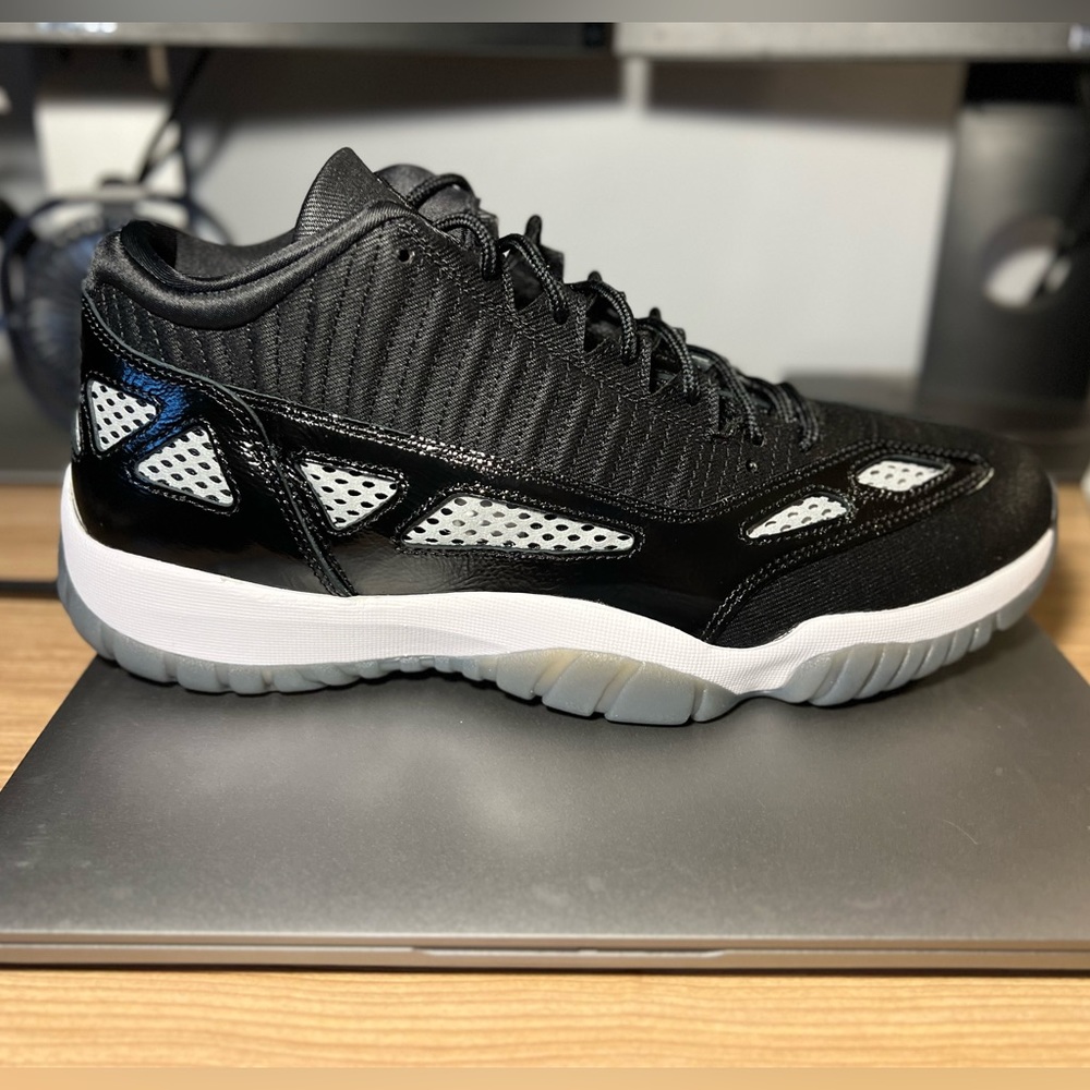 Jordan 11 Retro Low